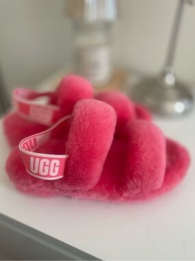Like New Authentic UGG Oh Yeah Slides Women’s size 8 in Strawberry Sorbet